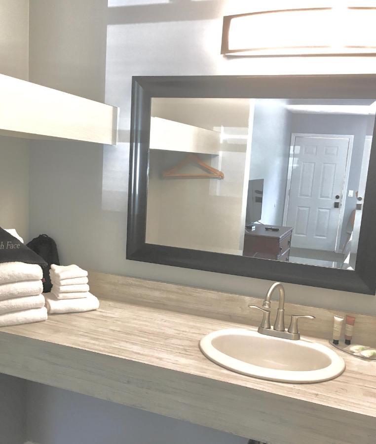 Empire Lakeshore Inn Екстер'єр фото