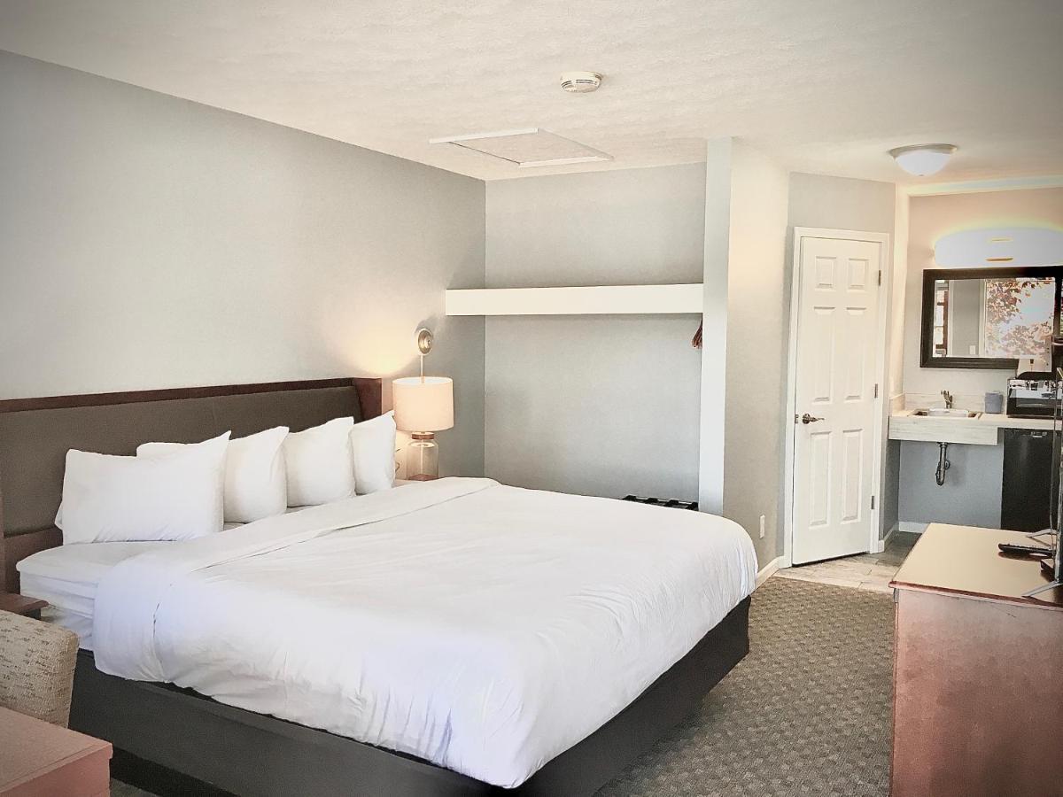 Empire Lakeshore Inn Екстер'єр фото