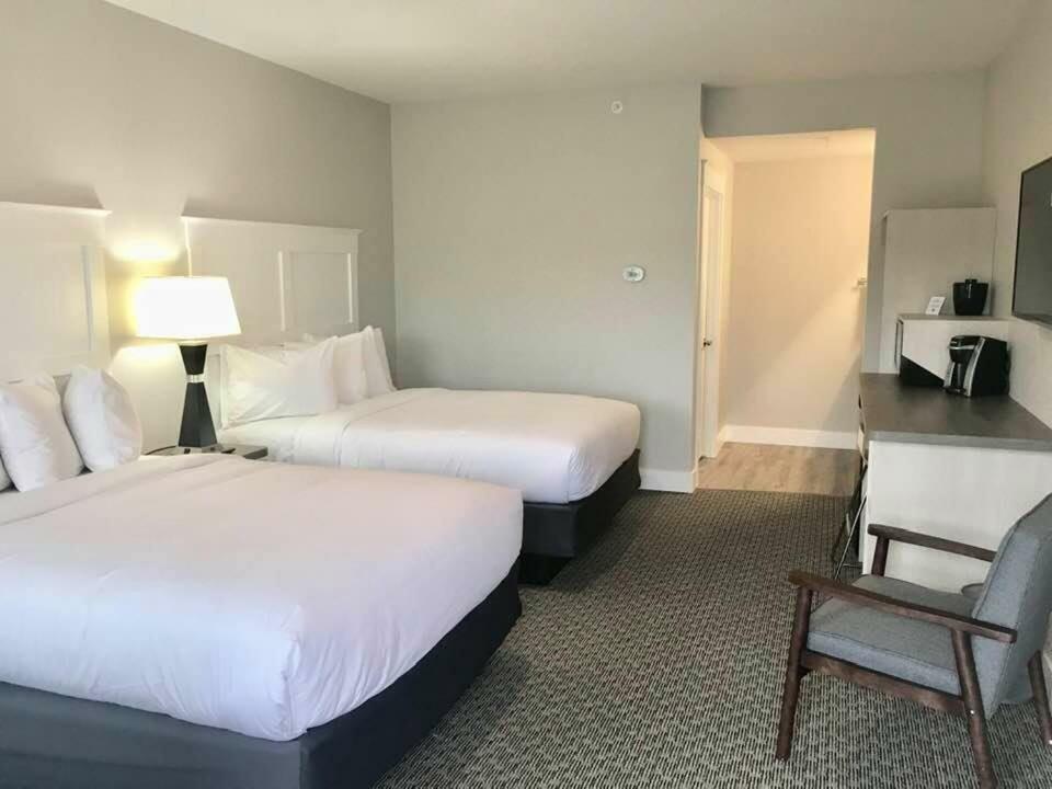 Empire Lakeshore Inn Екстер'єр фото
