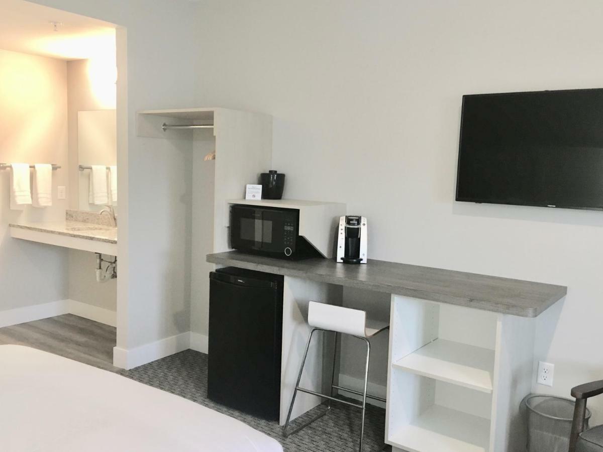 Empire Lakeshore Inn Екстер'єр фото